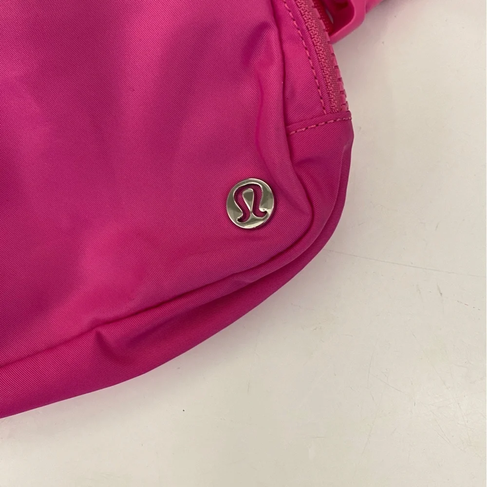 Lululemon || Everywhere Belt Bag 1L Sonic‎ Pink - Picture 3 of 10